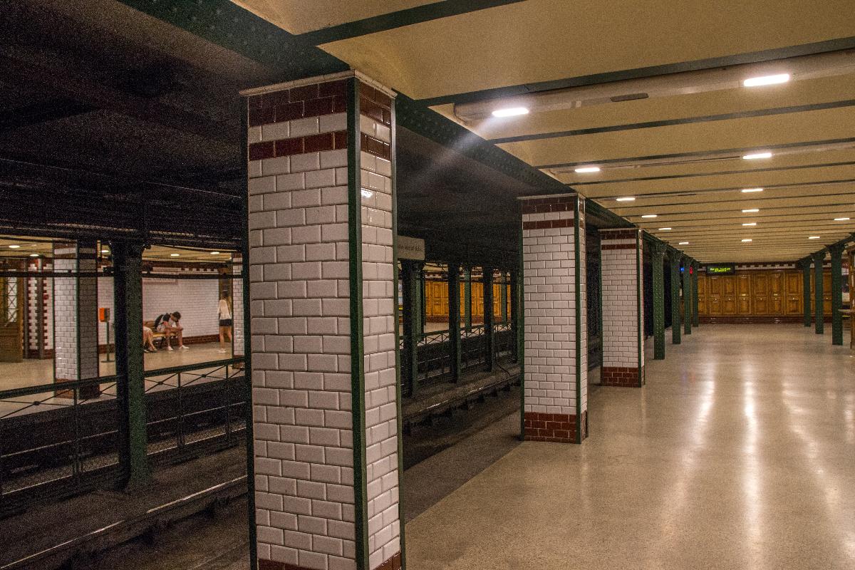 Metrobahnhof Bajcsy-Zsilinszky út 