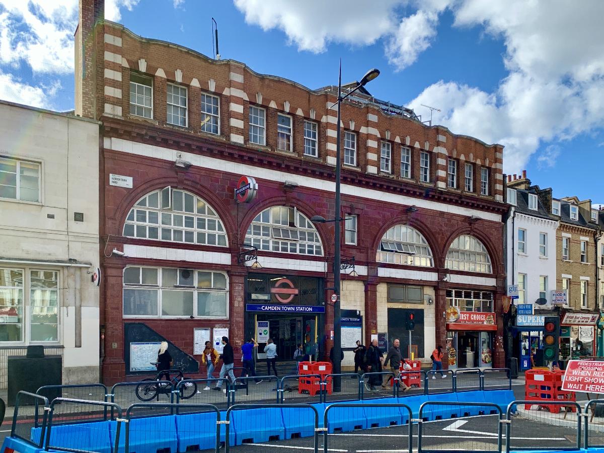 Seitenansicht der Ostseite des Eingangsgebäudes der Tube-Station Camden Town 