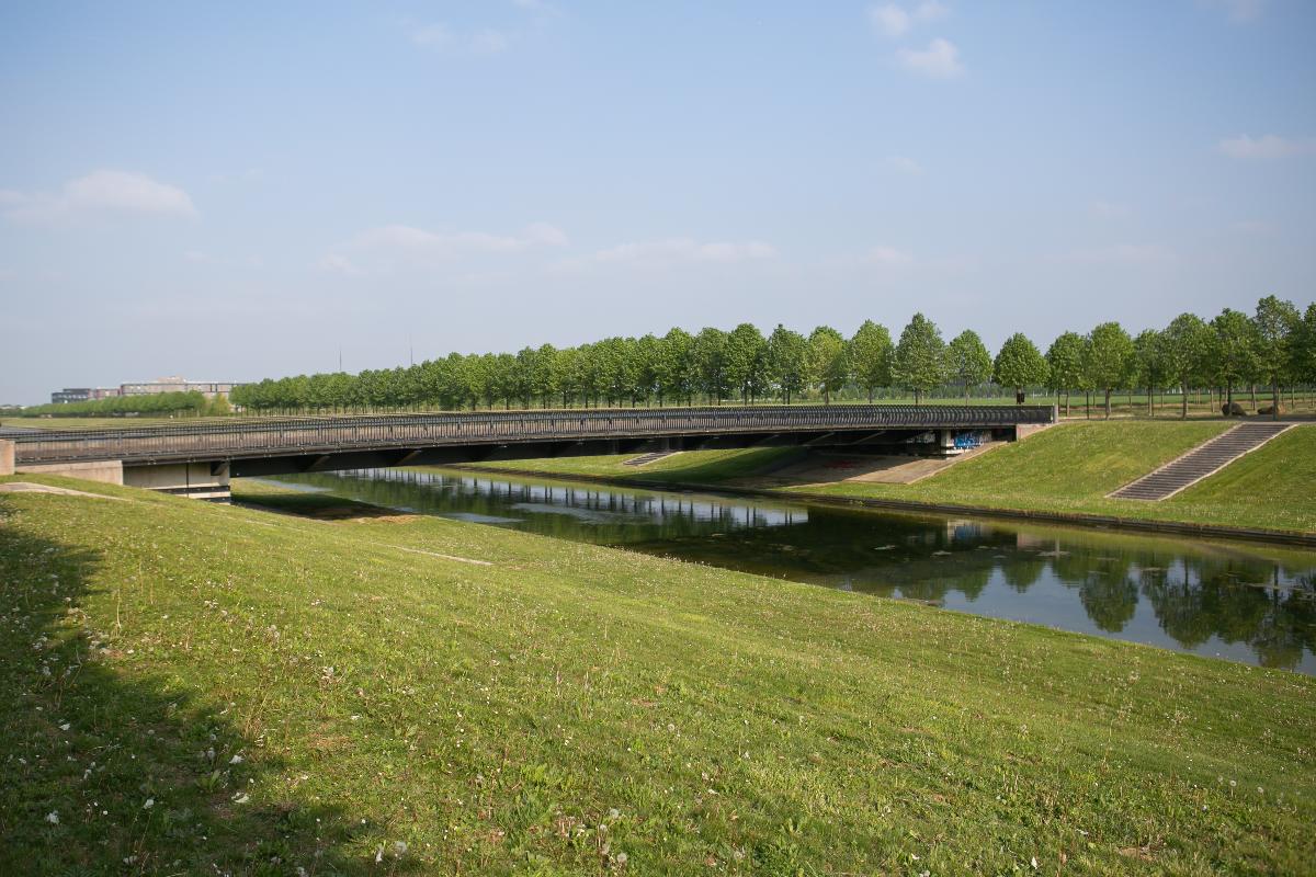 Vue du canal Nord (un des trois cannaux de Carré Sénart) Lieusaint / Seine-et-Marne / France