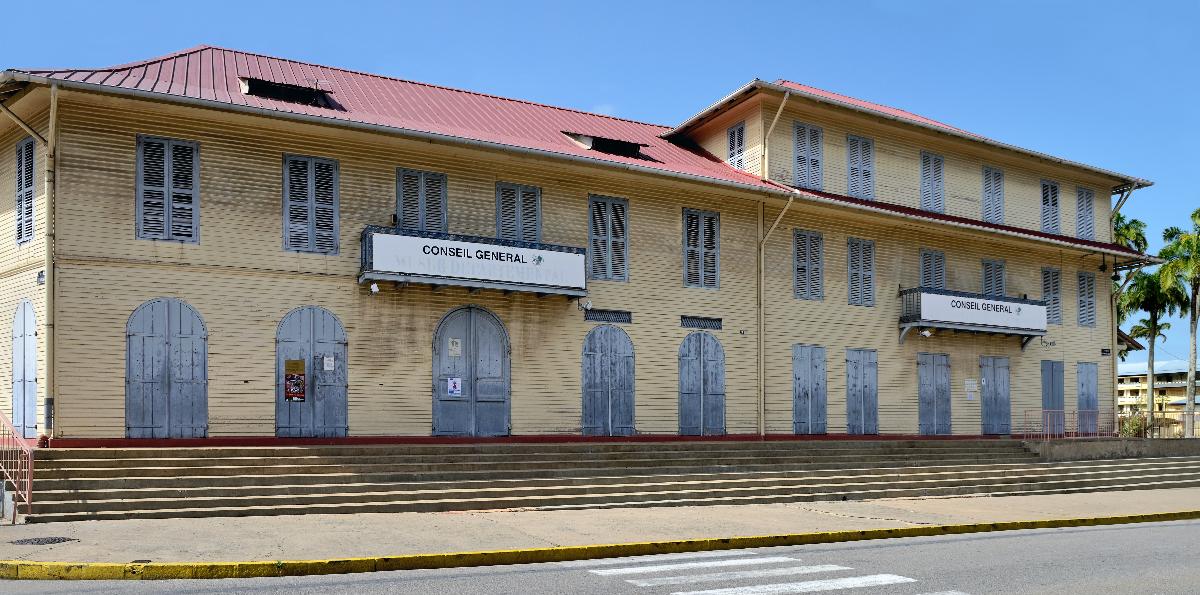 Franconie building French Guiana, Cayenne, avenue du Général-de-Gaulle: the Franconie building, which houses the museum of the department. On the right: place des palmistes.