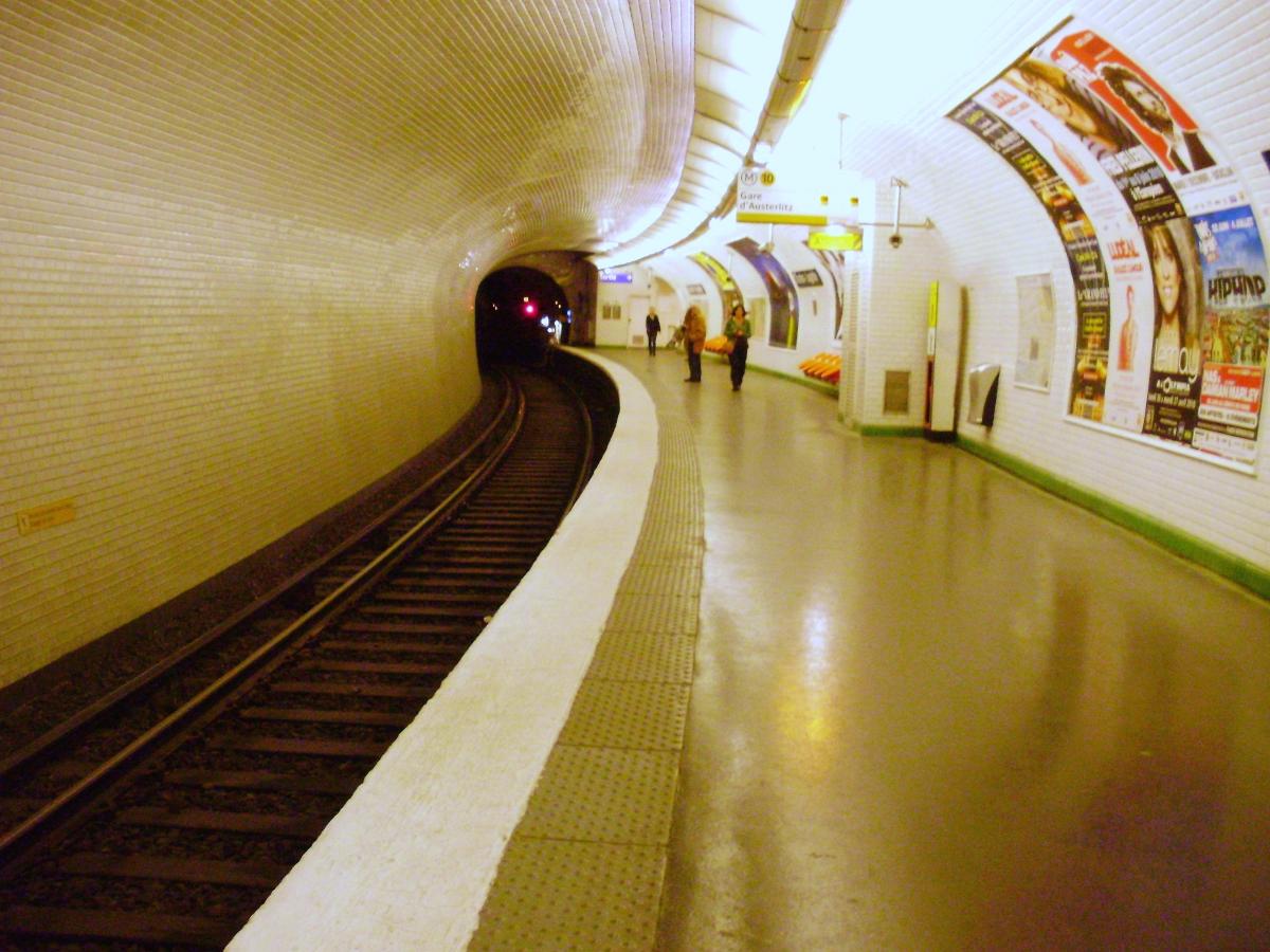 Quai de la station Chardon-Lagache du métro de Paris (vue depuis l'arrière du quai) 