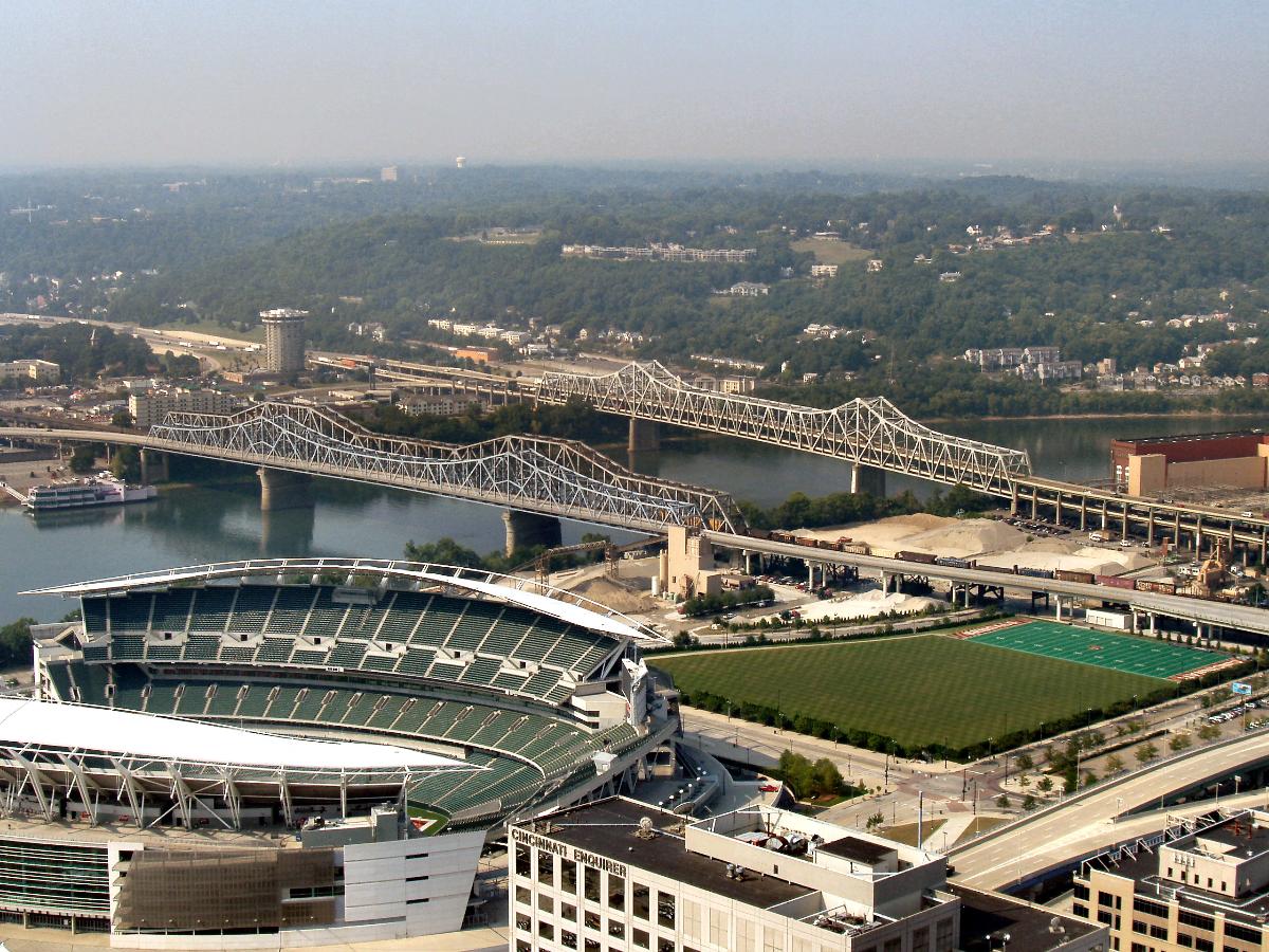 Fiche média no. 110359 Paul Brown Stadium, Clay Wade Bailey Bridge, C & O Bridge, Brent Spence Bridge (De gauche à droite, le CW Bailey et le C&O dsont bord à bord) - Cincinnati