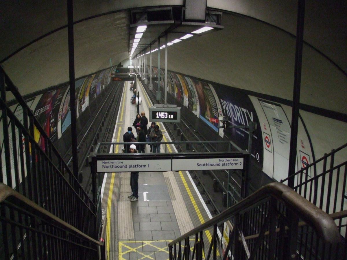 Clapham Common tube station looking north from the staircase over the narrow island platform 