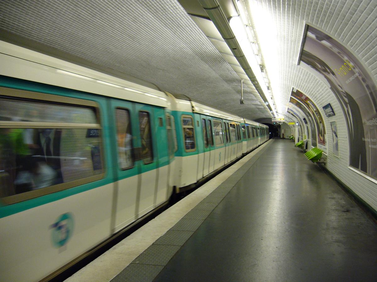 Quai décalé de la station Commerce sur la ligne 8 du métro parisien 