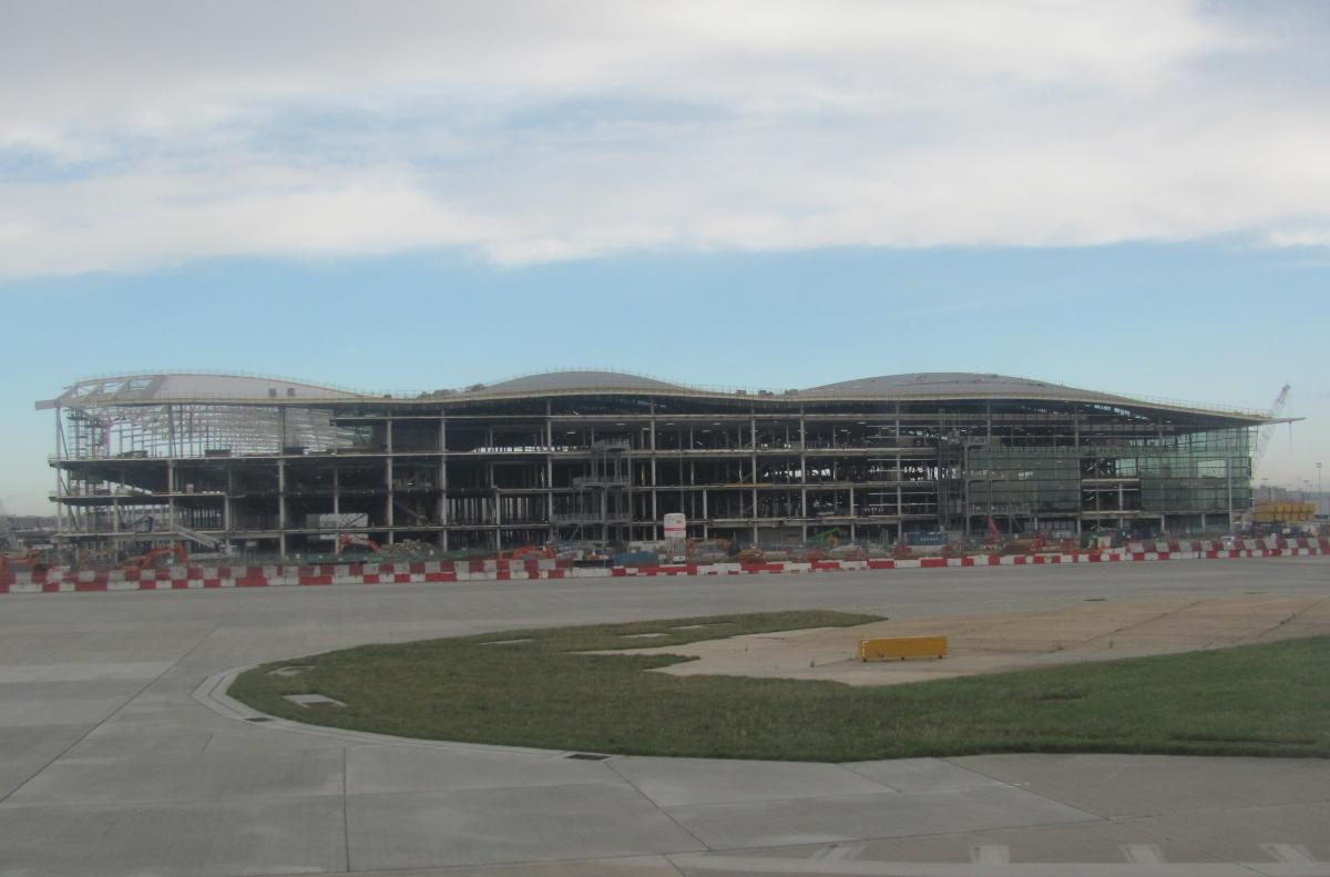 Construction d'un bâtiment du terminal 2 à London Heathrow Airport 
