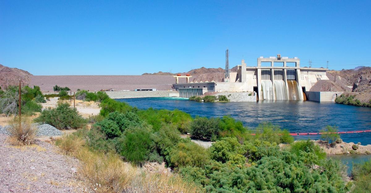 Davis Dam Davis Dam is a dam on the Colorado River that forms Lake Mohave. The river serves as the border between Arizona and Nevada at that point, so one side is in each state.