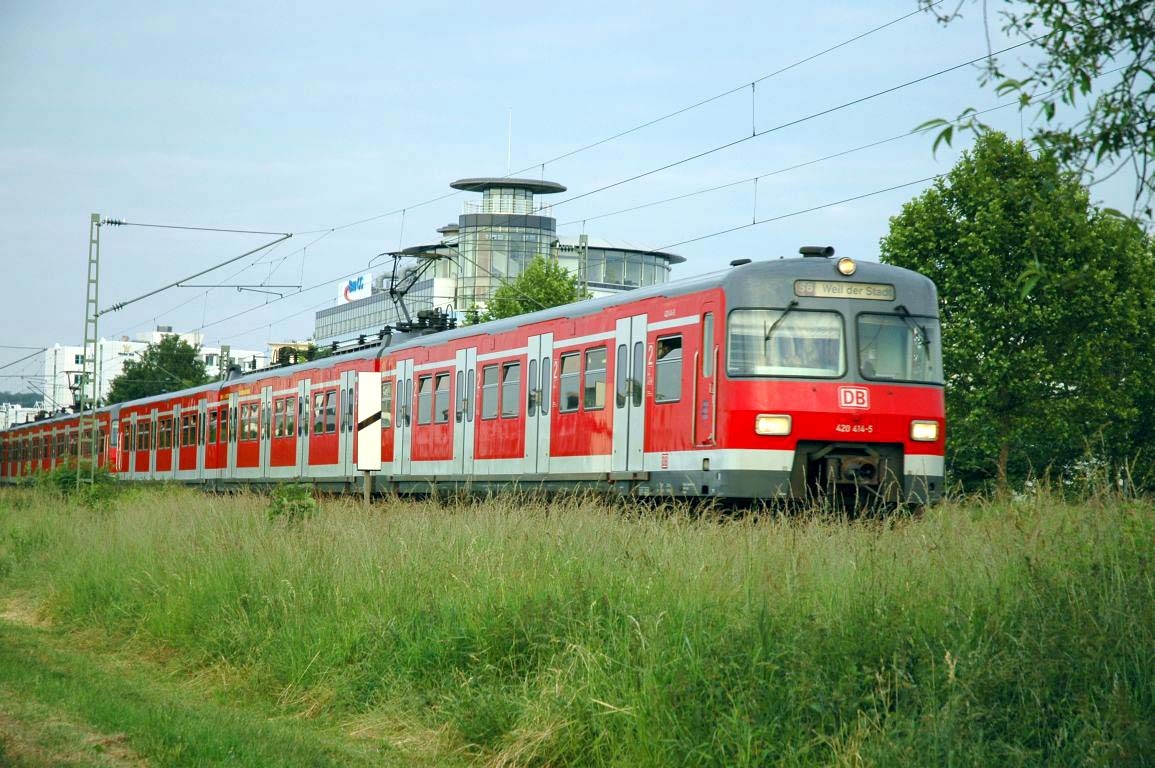 Triebwagen der Baureihe 420 in Stuttgart-Weilimdorf 