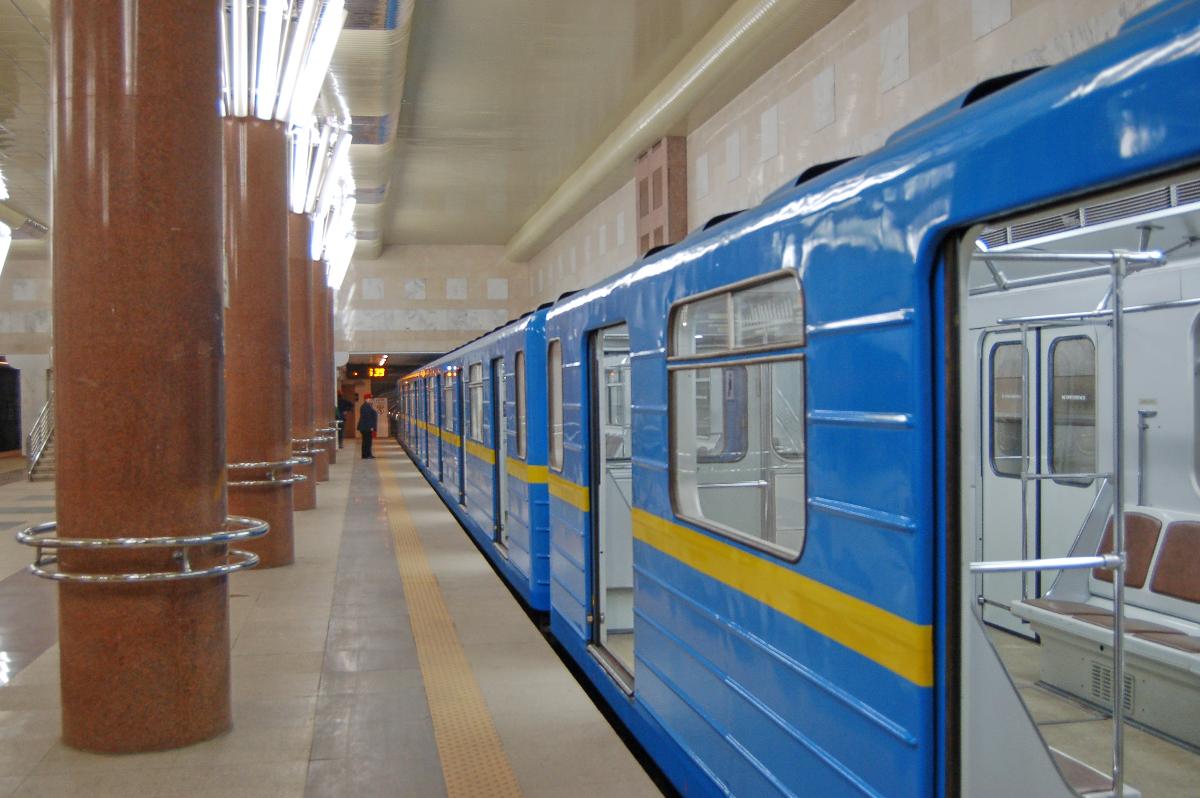 Metrobahnhof Demiivska 