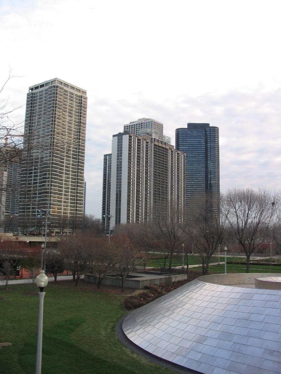 Groupe d'immeubles (De gauche à droite: The Buckingham, Outer Drive East, Harbor Point) - Chicago 
