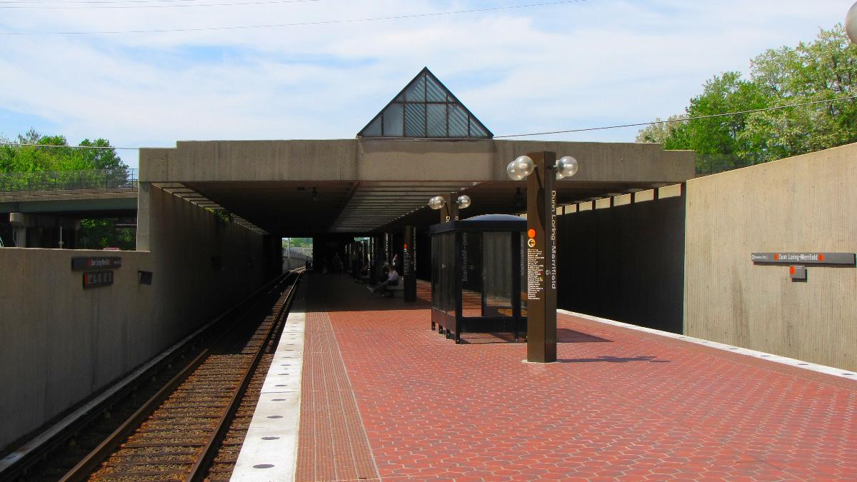 Dunn Loring-Merrifield station, viewed from the station's inbound end, facing outbound direction In this photo, trains to New Carrollton arrive on the track on the left side, and trains to Vienna arrive on the right side track.