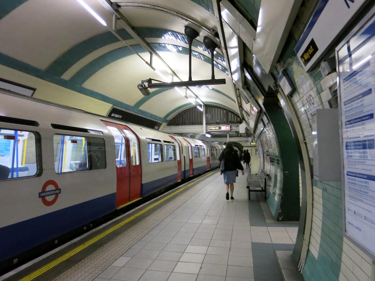 Eastbound Piccadilly Line platform at Gloucester Road tube station 