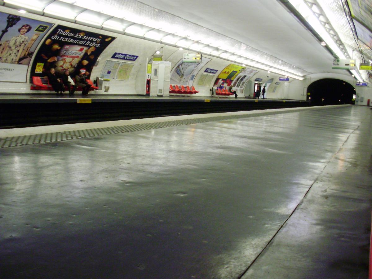 Metrobahnhof Edgar Quinet 