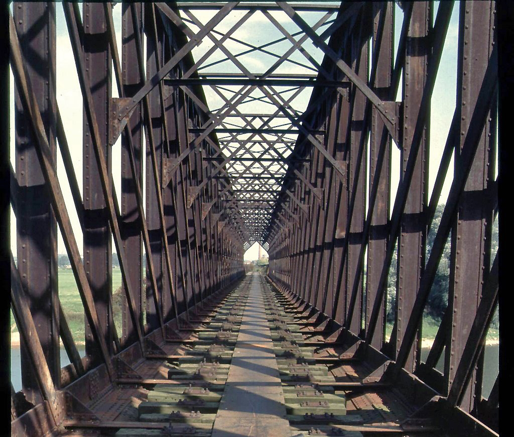 Hauptbrücke über den Altrheinarm, Stahlfachwerkbrücke in Kastenform aus Puddelstahl 