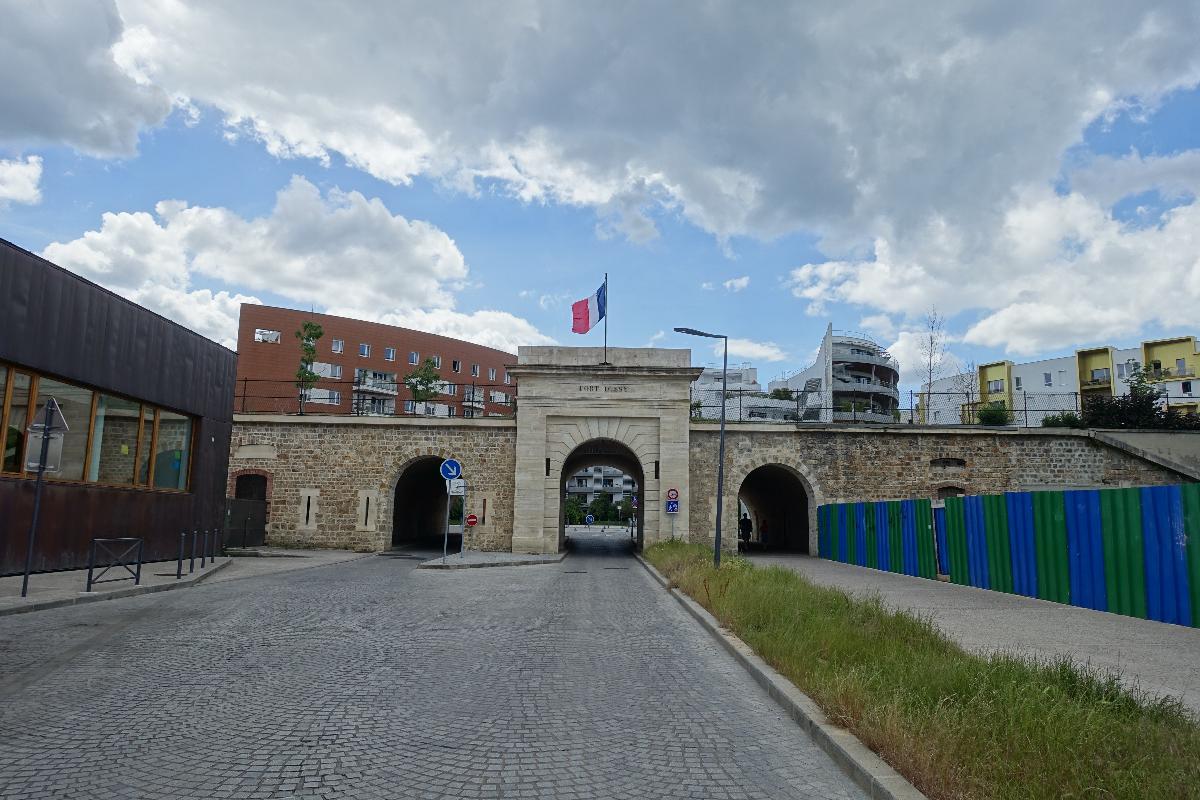 Le fort d'Issy Un des seize forts détachés de l'enceinte de Thiers qui protégeaient Paris durant la seconde moitié du xixe siècle, situé à Issy-les-Moulineaux, dans les Hauts-de-Seine, à 3,9 km au sud du mur d'octroi.