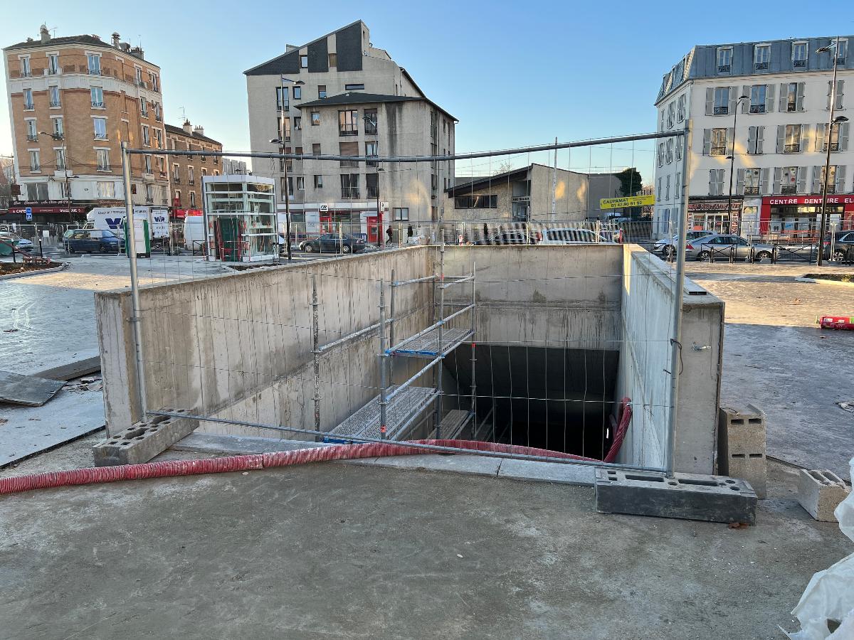 Entrée de la station de métro Mairie d'Aubervilliers, square du Docteur Pesque, Aubervilliers 