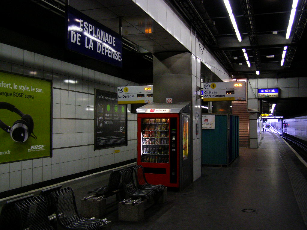 Station de métro Esplanade de la Défense - Paris (Ligne1) 