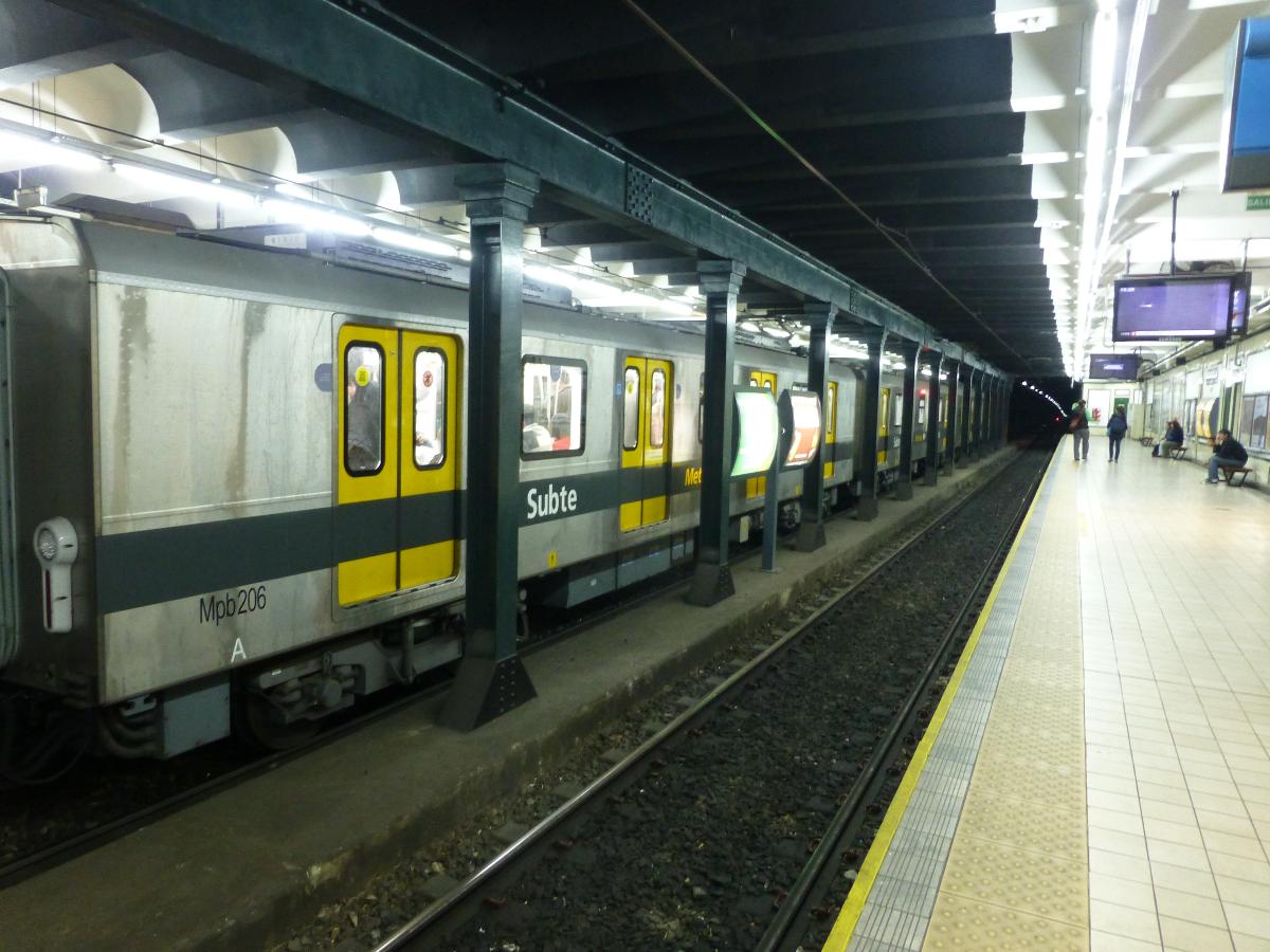 Metrobahnhof Castro Barros 