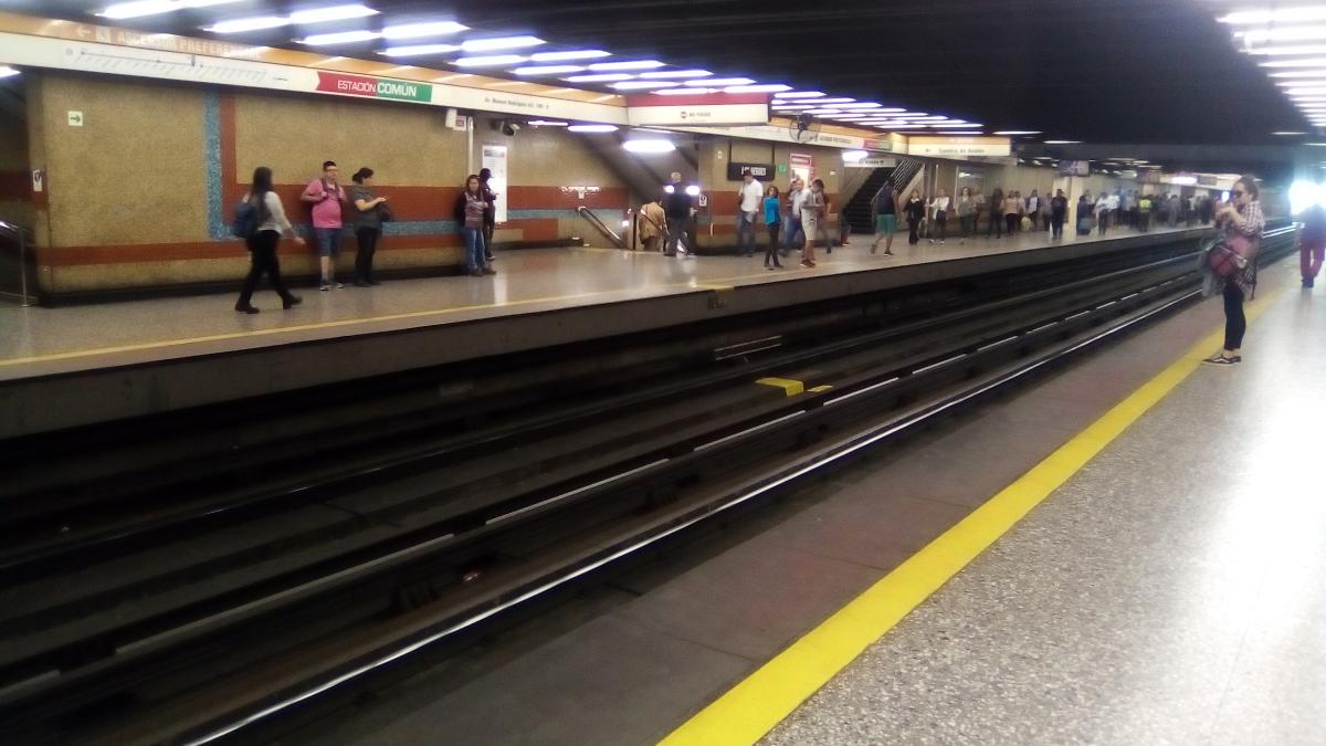 Los Héroes Metro Station 