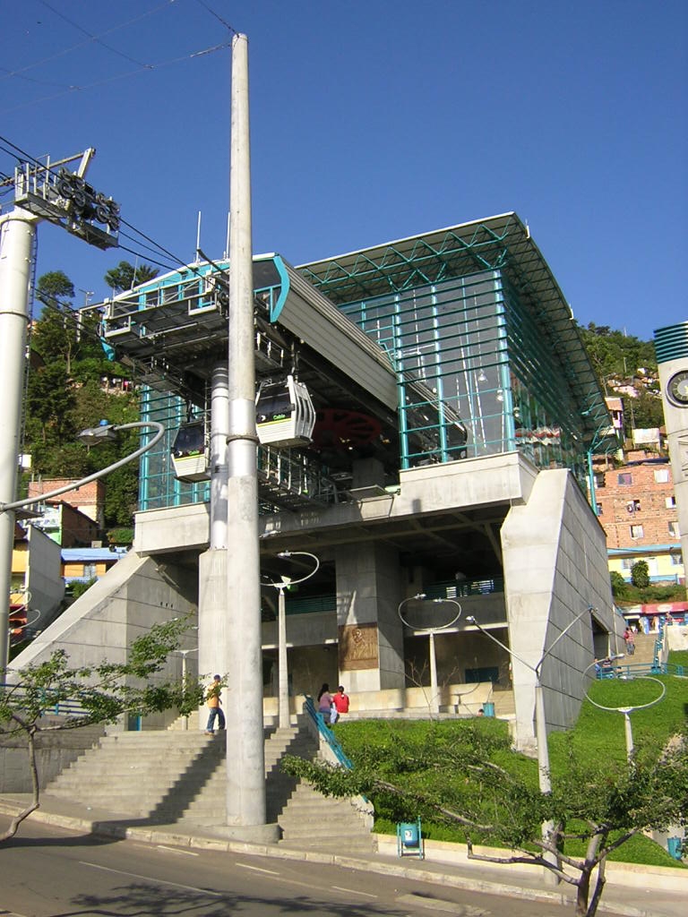Metro de Medellín, Estación Santo Domingo Savio. Medellín, Colombia. 
