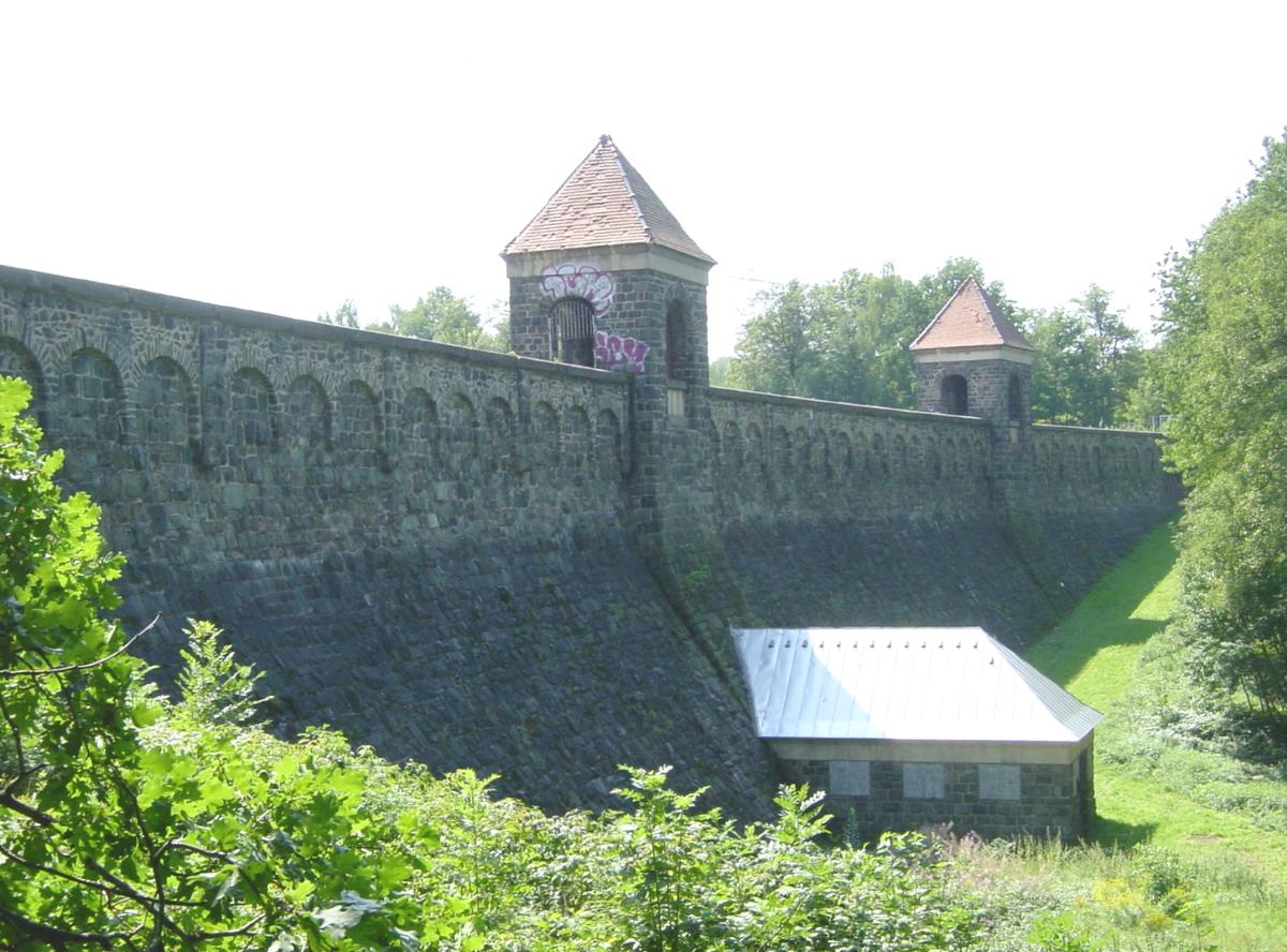 Staumauer der Euba-Talsperre bei Chemnitz 