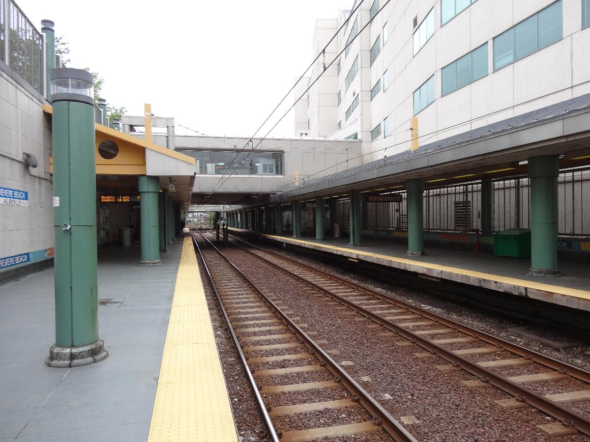 The inbound Blue Line platform at the Revere Beach station Looking outbound towards Wonderland, with a view of the pedestrian bridge connecting the two side platforms.