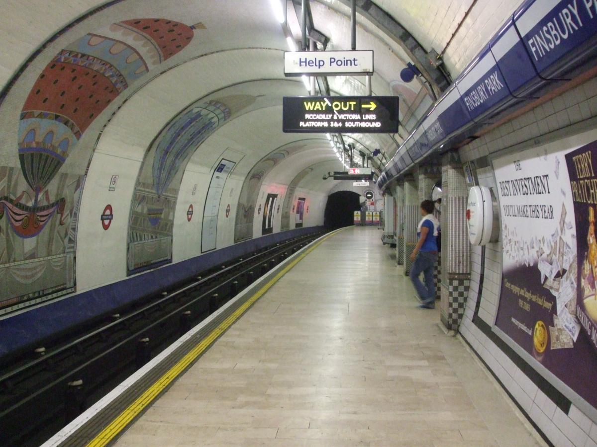 Finsbury Park tube station Piccadilly line northbound platform, looking north 