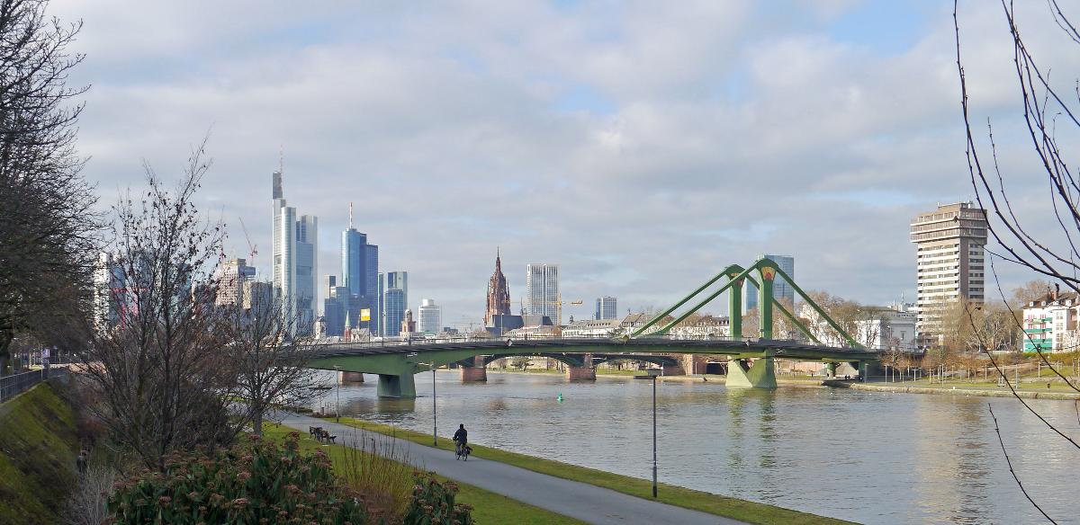 Die Flößerbrücke (2013) in Frankfurt am Main Ansicht in Flussrichtung vom Deutschherrnufer.