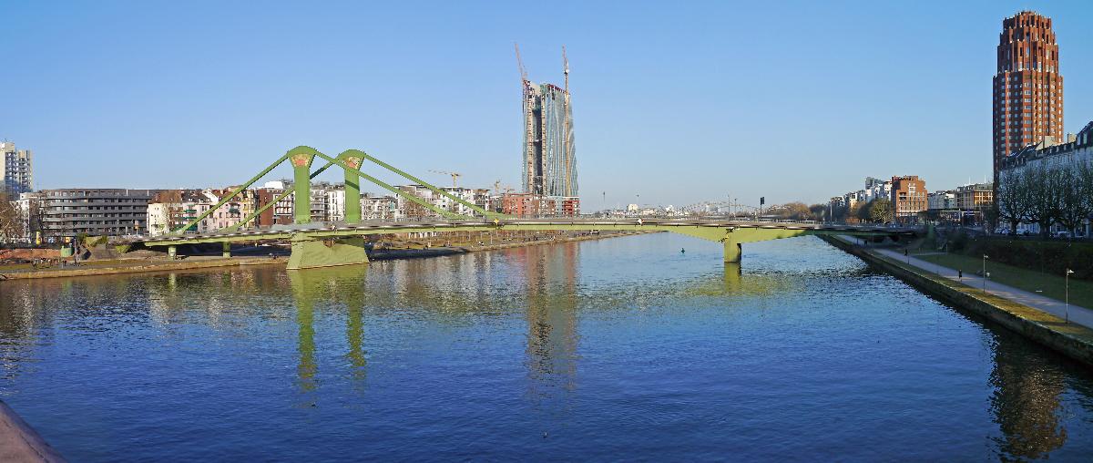 Die Flößerbrücke, mit dem EZB-Neubau (Mitte-links) und dem Main Plaza (rechts) Ansicht (2013) von der Ignatz-Bubis-Bruecke in Frankfurt am Main.