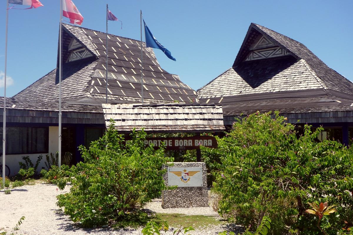 Empfangsgebäude auf dem Flughafen von Bora Bora 