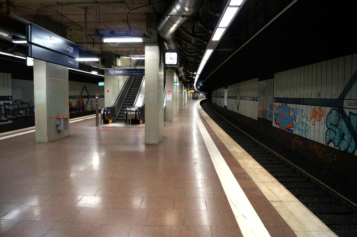Die Bahnsteige des Bahnhofs Frankfurt (Main) Taunusanlage 