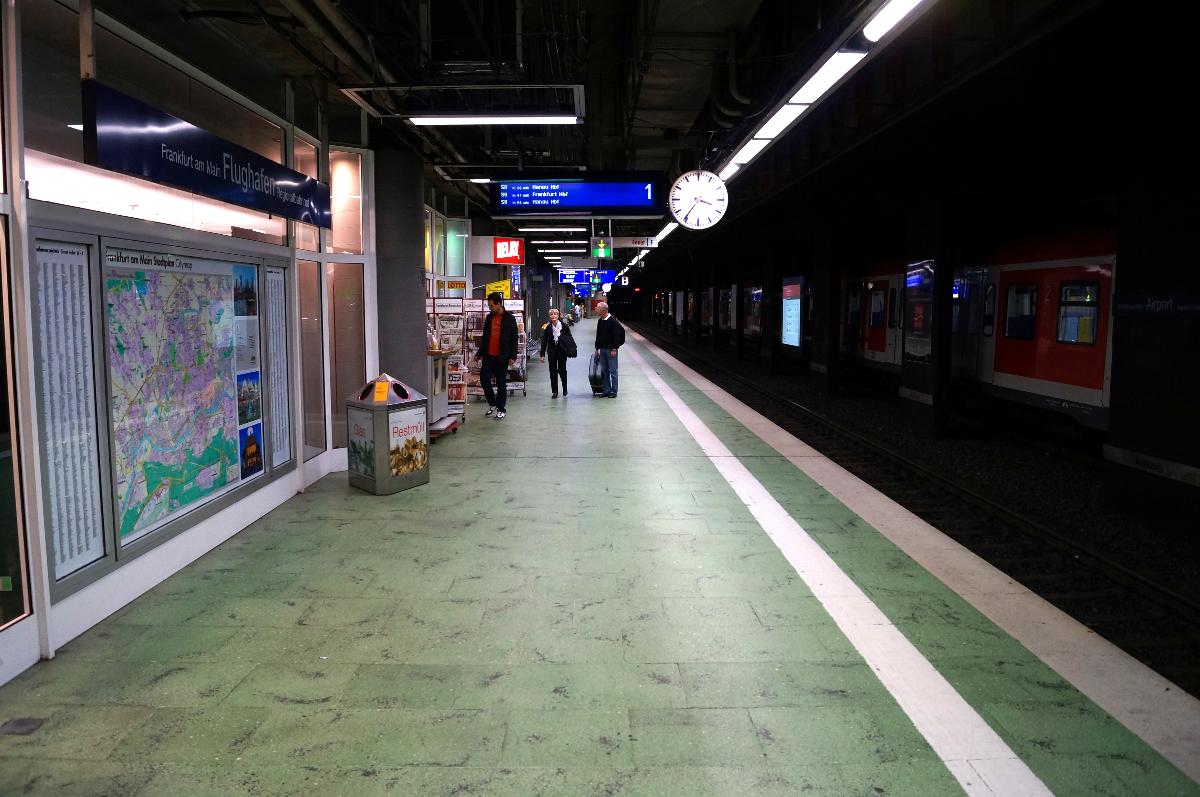 Bahnsteig des Bahnhofs Frankfurt (Main) Flughafen Regionalbahnhof 