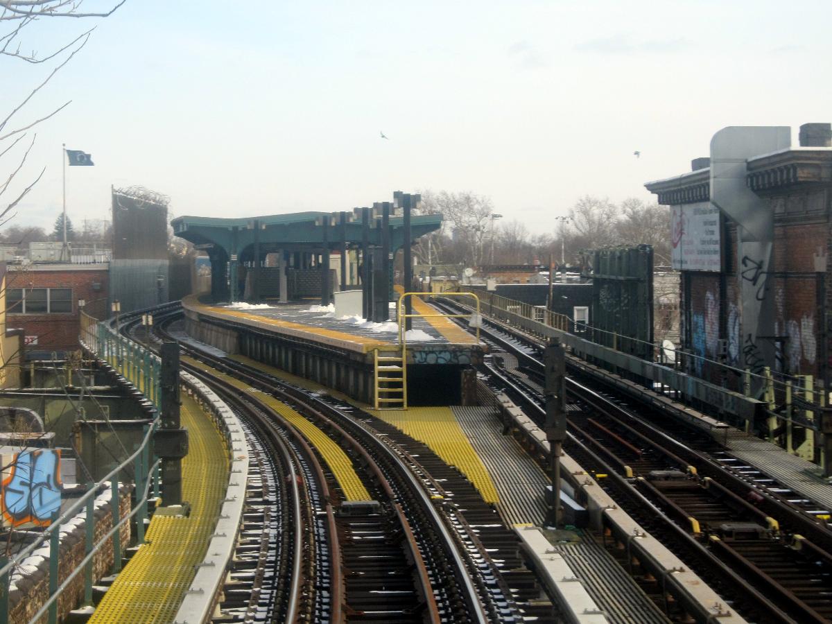 Fresh Pond Road station viewed from an approaching Metropolitan Avenue-bound train (M shuttle wrong-railing) 