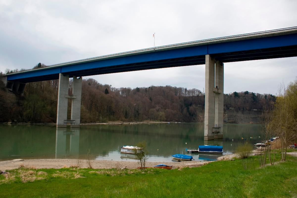 Pont autoroutier de la Madeleine à proximité de Fribourg en Suisse 
