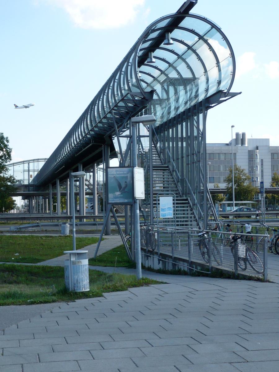 Fußgängerüberführung Flughafen München 