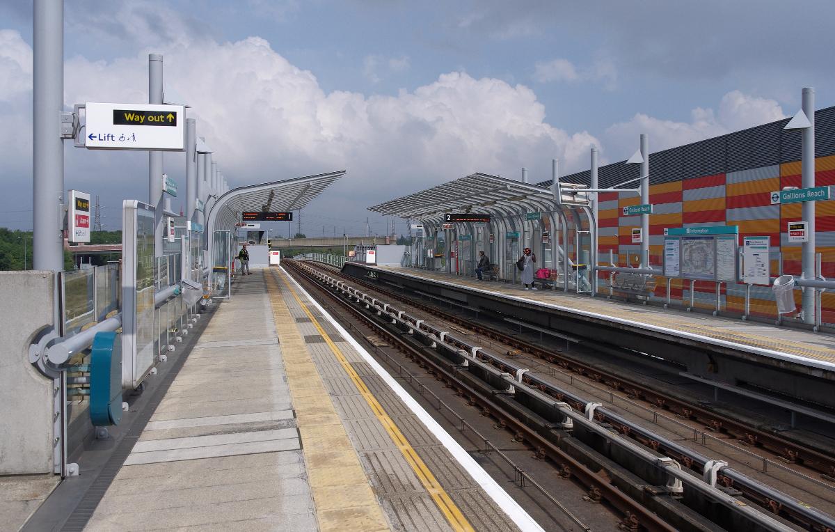 Looking north along the platforms at Gallions Reach DLR station 