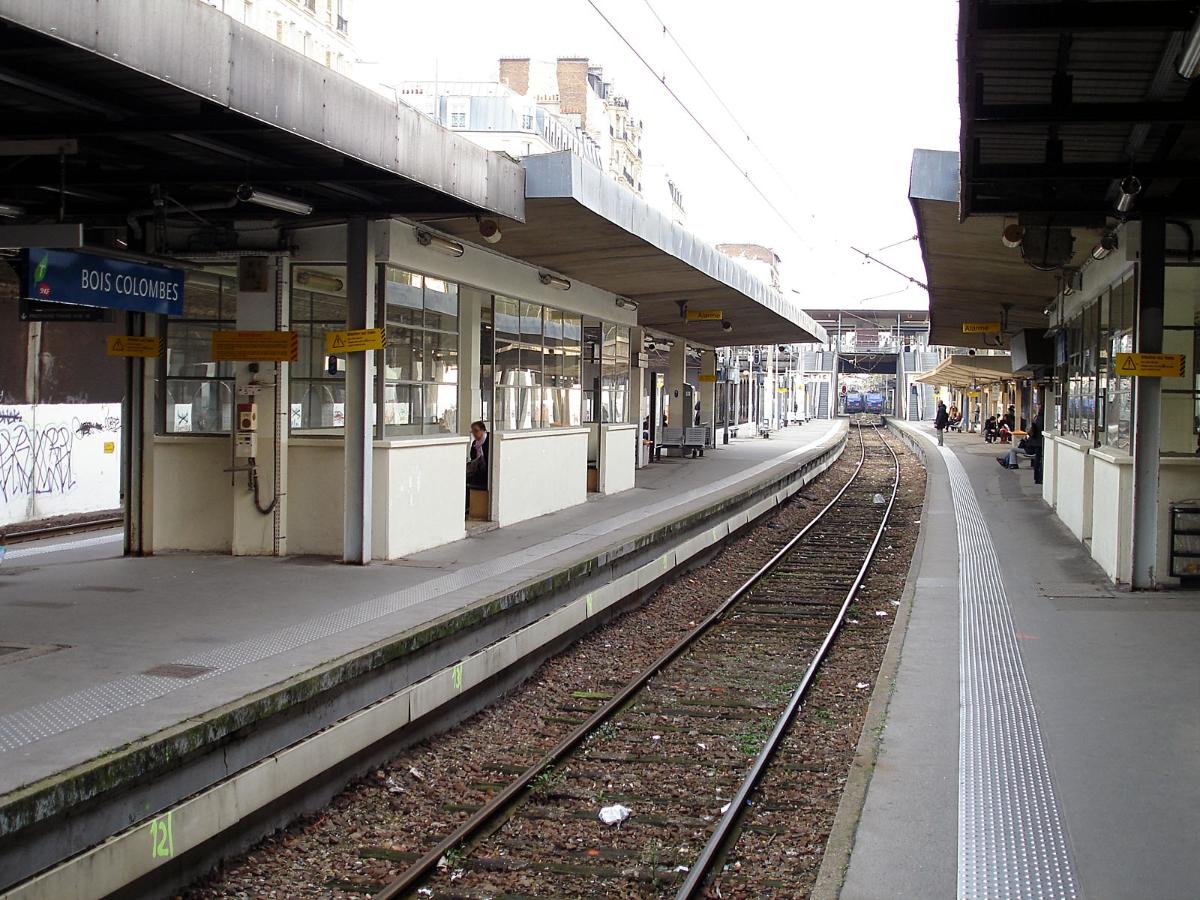 Voie centrale de la gare de Bois-Colombes, Hauts-de-Seine, France 