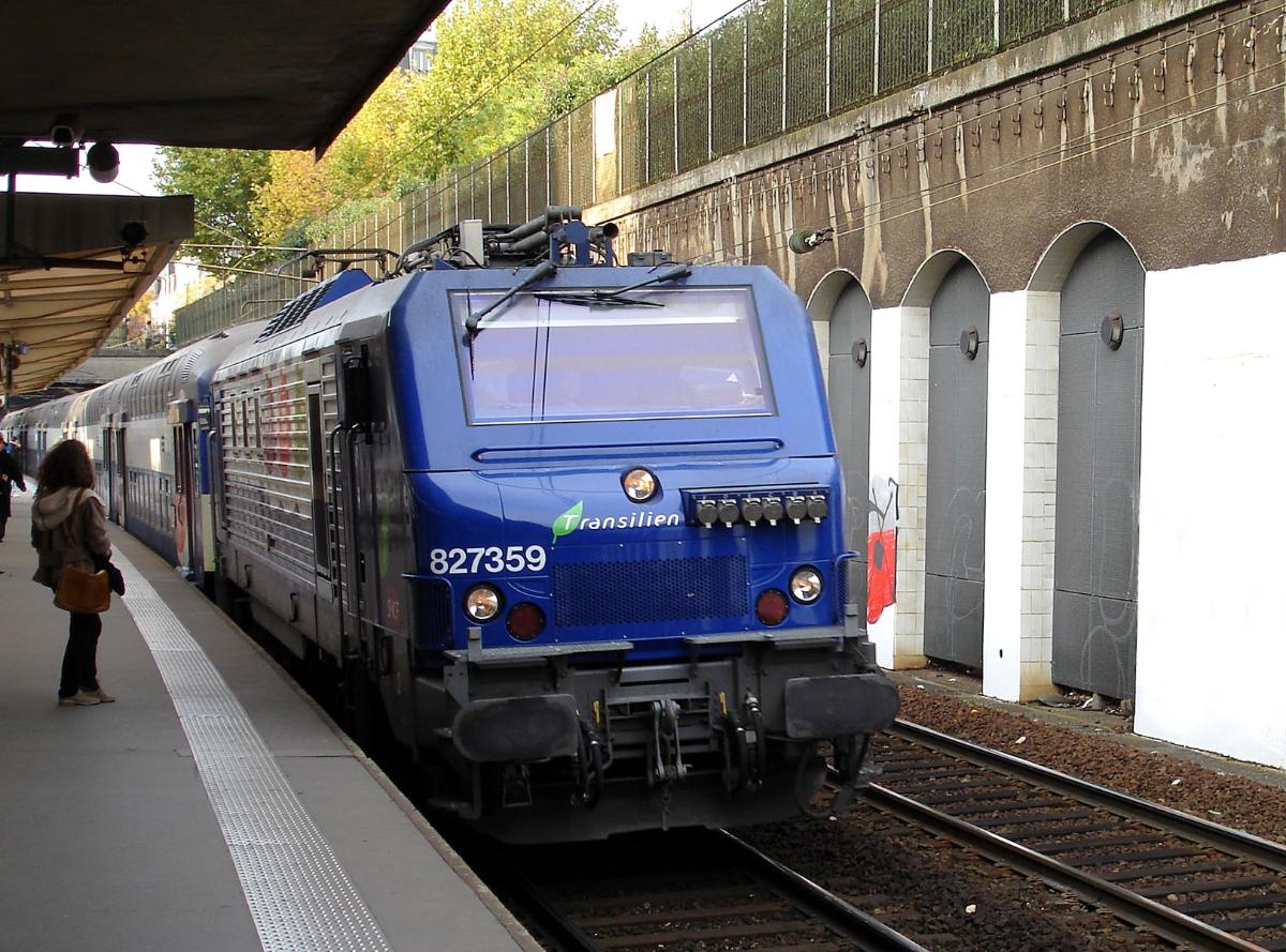 La gare de Bois-Colombes, Hauts-de-Seine, France Une BB 27300 tracte une rame composée de VB 2N en direction de Paris-Saint-Lazare.