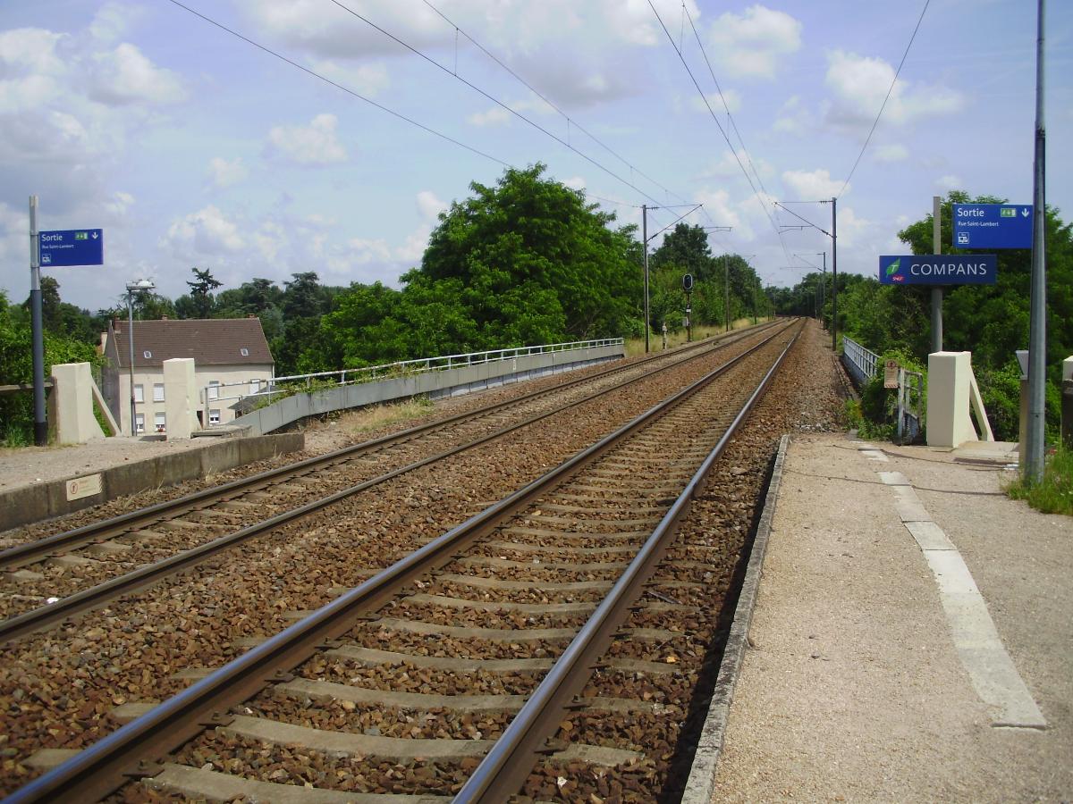 Gare de Compans, Seine-et-Marne, France (sortie, à droite, du quai pour Paris) 