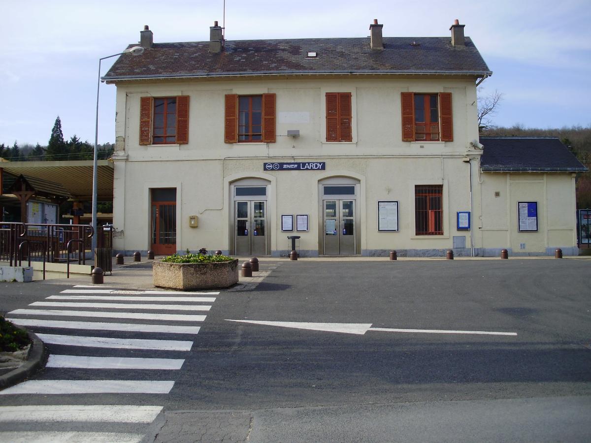 Lardy Railway Station 