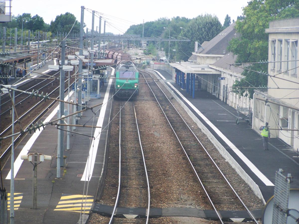 Quais et voies de la gare ferroviaire de Saumur dans le Maine-et-Loire 
