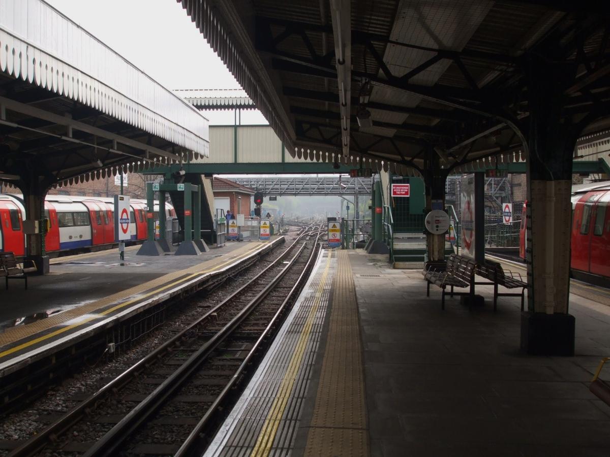 Golders Green tube station centre track served by both platforms looking south This is bi-directional track used by terminating trains, but occasionally by through trains also. The tunnel portals south of the station are visible in the distance through the mist. The footbridge is for staff use only.