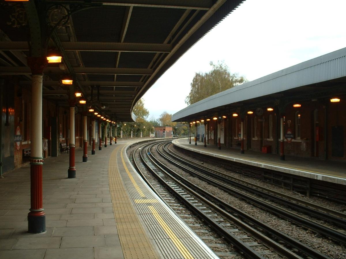 Grange Hill tube station looking south (operationalluy 'westbound' due to the loop line from Woodford). 