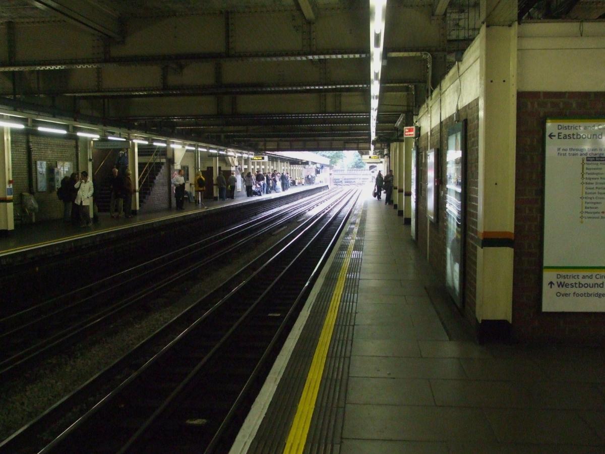High Street Kensington tube station through platforms looking southwards/anticlockwise 