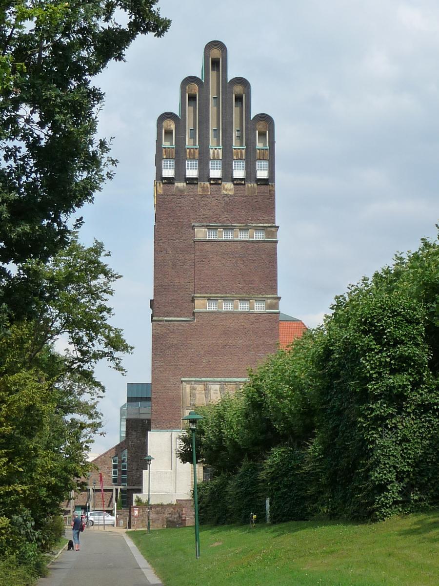 Der 48,5 Meter hohe Hochzeitsturm auf der Mathildenhöhe ist das Wahrzeichen der hessischen Stadt Darmstadt 