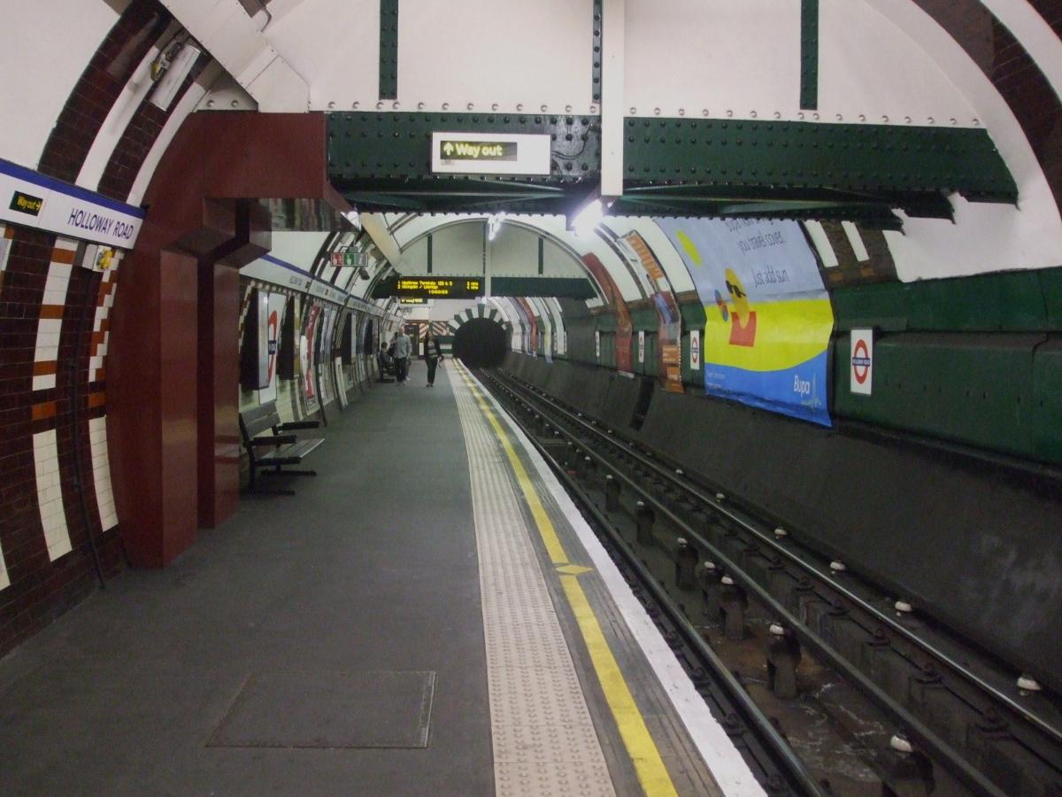 Holloway Road tube station westbound platform (actually southbound here) looking north 
