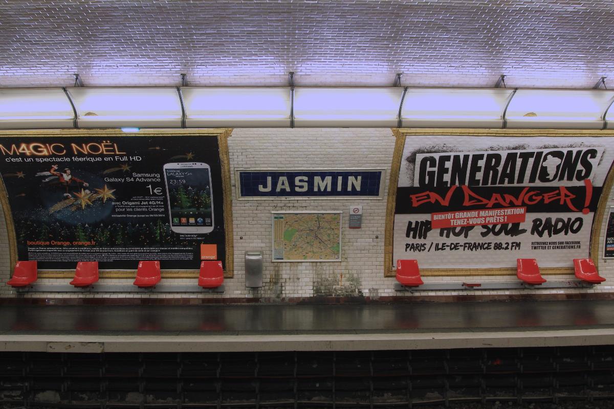 Quai de la station du métro parisien Jasmin On y trouve des sièges "Motte" de Joseph-André Motte (Français, 1925-2013), créés par la RATP en 1973.