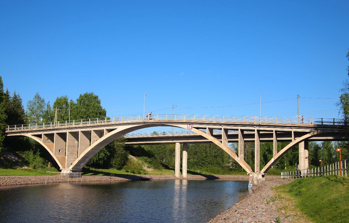 Footpath bridge crossing the water body between the lake Jyväsjärvi and Päijänne on the street Kuokkalantie in Jyväskylä 