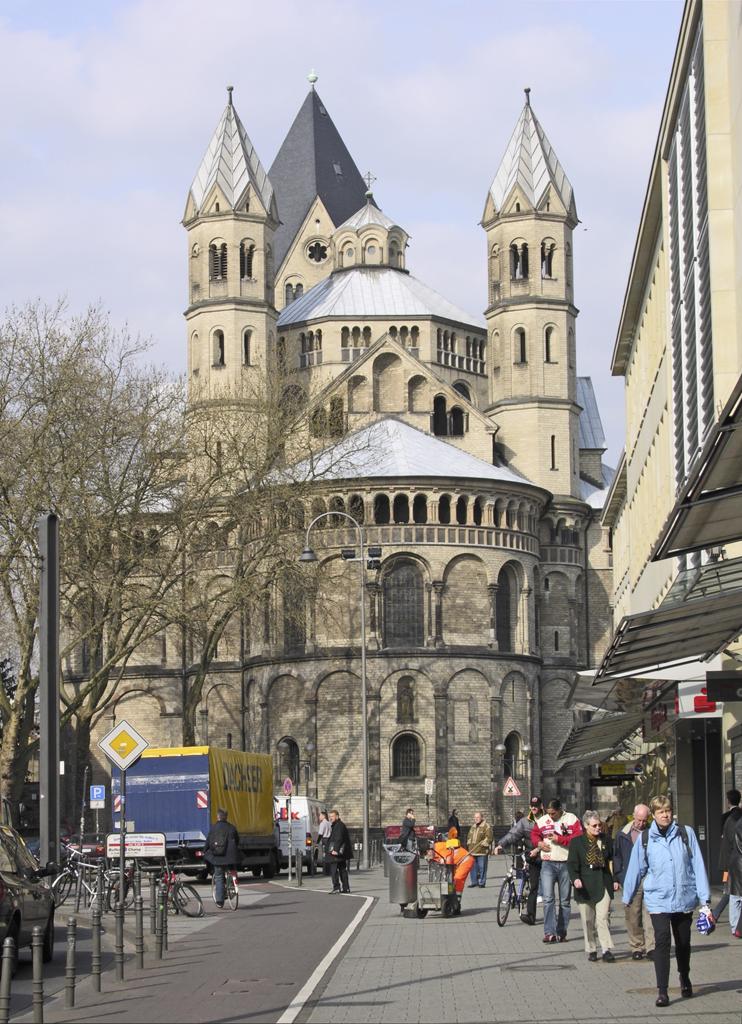Basilique des Saints-Apôtres de Cologne(photographe: Hans Peter Schaefer) Basilique des Saints-Apôtres de Cologne (photographe: Hans Peter Schaefer)