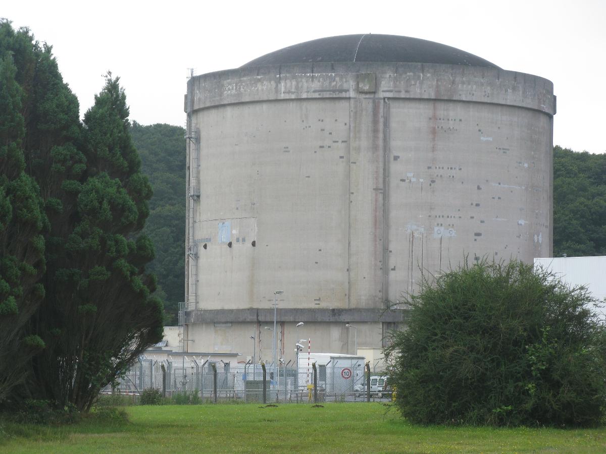 Reaktorgebäude des stillgelegten Kernkraftwerk Brennilis 