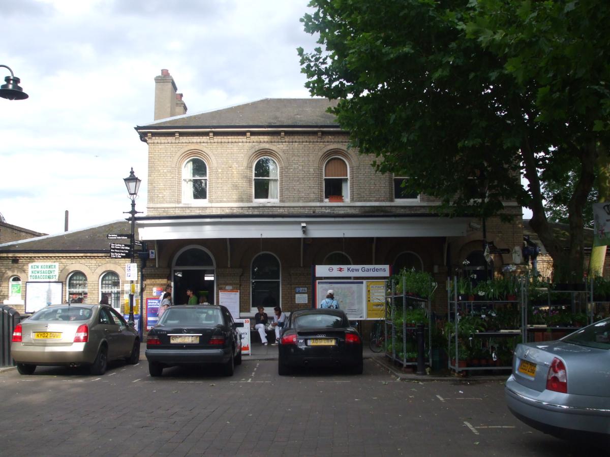 Kew Gardens Station 